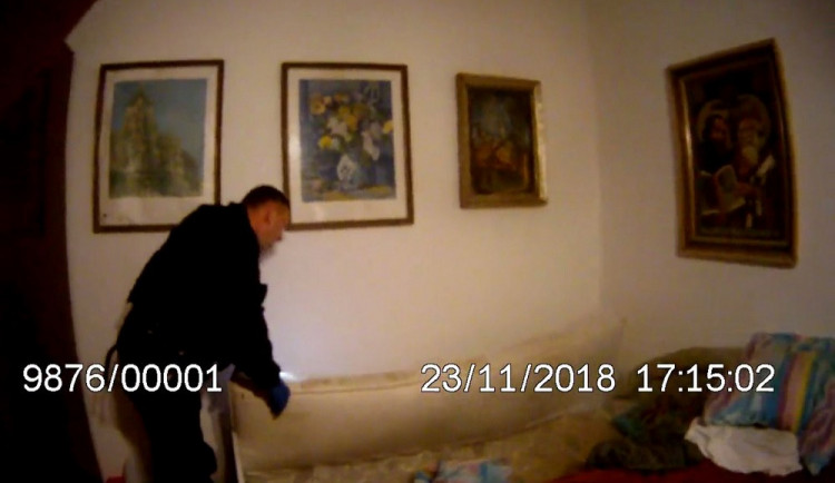 Muže v Brně zavalila při spánku matrace, zaklíněný za postelí ležel celé hodiny