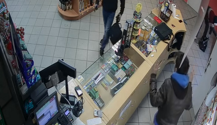 VIDEO: Zloději chtěli vykrást benzínku, prodavač na ně vyjel s koštětem. Nakonec ani nenastartovali motorku