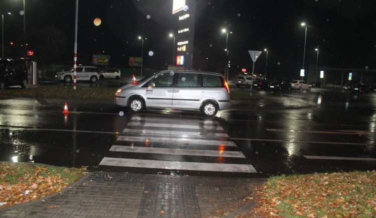 Během víkendu srazili řidiči dva chodce na přechodu. Policisté apelují na používání reflexních prvků