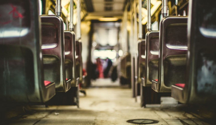 Opilý muž zmlátil řidiče kvůli tomu, že odpočíval ve vyhřátém autobuse