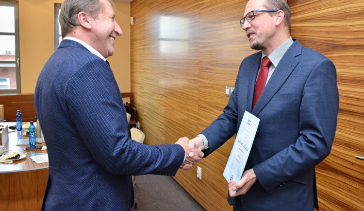 Hejtman Jiří Štěpán (vpravo) předává ocenění