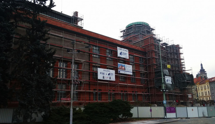 Opravovaná budova muzea