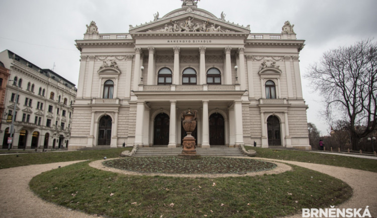 Mahenovo divadlo se zahalí do červené. Uctí tak oběti pronásledování kvůli víře