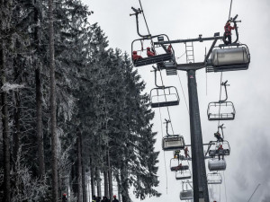 Hasiči nacvičovali v Orlických horách evakuaci lidí z lanovky