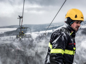 Hasiči nacvičovali v Orlických horách evakuaci lidí z lanovky