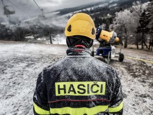 Hasiči nacvičovali v Orlických horách evakuaci lidí z lanovky