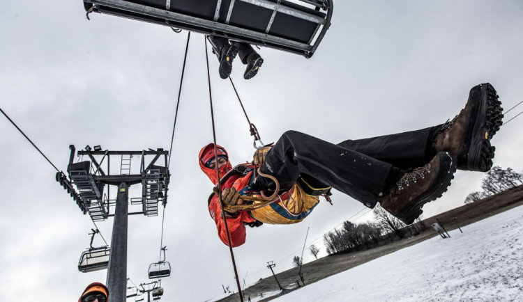 Hasiči nacvičovali v Orlických horách evakuaci lidí z lanovky