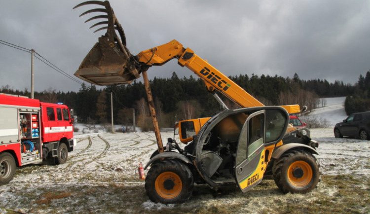 Požár zemědělského stroje v obci Chmeliště způsobil škodu za 700 tisíc korun