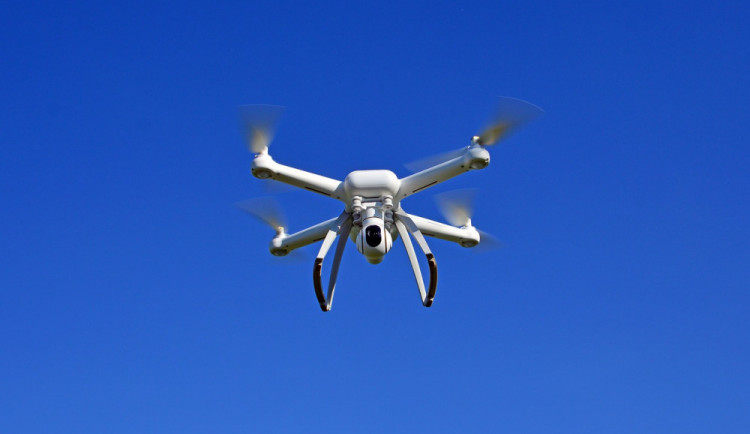 Cizinec pouštěl v brněnském centru dron a ztratil nad ním kontrolu, stroj spadl na auto