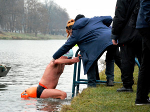 Labe patřilo o víkendu otužilcům. Plaveckých závodů se zúčastnili i zahraniční sportovci
