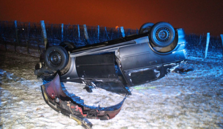 Neznámý řidič nezvládl jízdu na ledovce a poslal auto na střechu. Od nehody utekl
