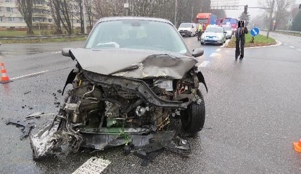 Na Rašínově třídě bourala dvě auta, řidička Volkswagenu pravděpodobně jela na červenou