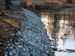 V hradeckých Šimkových sadech stavbaři zpevňují břehy jezírka