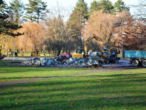 V hradeckých Šimkových sadech stavbaři zpevňují břehy jezírka