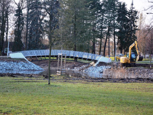 V hradeckých Šimkových sadech stavbaři zpevňují břehy jezírka
