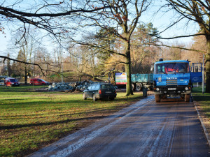 V hradeckých Šimkových sadech stavbaři zpevňují břehy jezírka