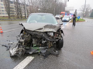 Na Rašínově třídě bourala dvě auta, řidička Volkswagenu pravděpodobně jela na červenou