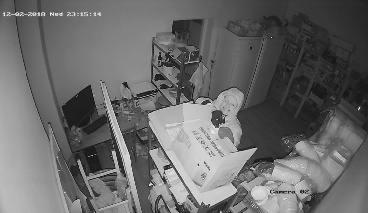 FOTO: Mladý zloděj vykradl restauraci na Lidické v Brně. Je mu dobře vidět do tváře, nepoznáte ho?
