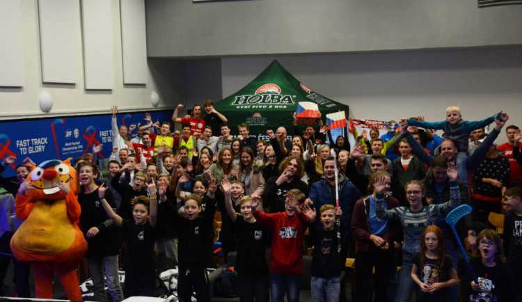 Čeští florbalisté postoupili do semifinále domácího mistrovství světa, fandit se bude i v hradecké fanzóně