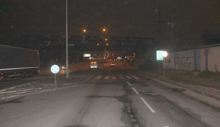 Řidič v Brně  srazil ženu na přechodu pro chodce. Rovnou ji naložil a odvezl do nemocnice, pátrá po něm policie