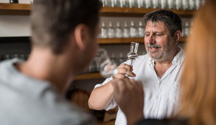 SOUTĚŽ: Gin z Brna už si získává srdce zákazníků. Za degustací jezdí do brněnské palírny lidé z celé republiky