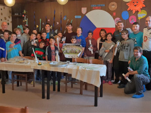 Hradečtí fotbalisté navštívili Dětský diagnostický ústav v Plotištích