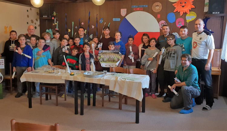 Hradečtí fotbalisté navštívili Dětský diagnostický ústav v Plotištích