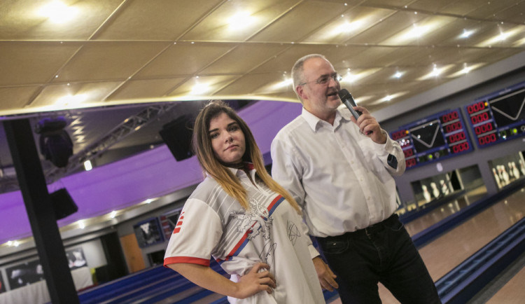 Triko Kateřiny Siniakové s podpisy