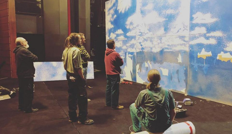 Příprava scény na zkoušku furiantů