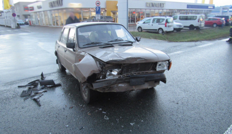 Dopravní nehoda na I/11 na příjezdu do Hradce komplikovala provoz, kolize se neobešla bez zranění