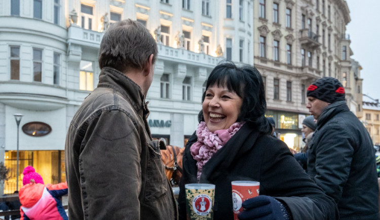 Lucie, noci upije. Pro dnešní oslavenkyně Lucie bude večer na Dominikánském každé pití za 25 korun