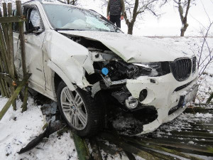 Řidič rozstřelil luxusní BMW, škoda byla odhadnuta na více než 800 tisíc korun