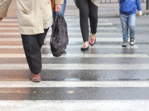 Ve Zborovské se střetlo auto s chodkyní, šestasedmdesátiletá žena musela do nemocnice