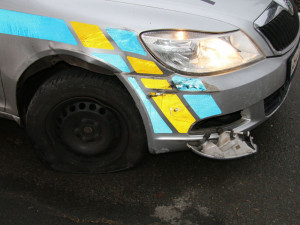 Mercedes skončil po divoké honičce s prostřelenou pneumatikou v příkopě. Řidič se dal na útěk.