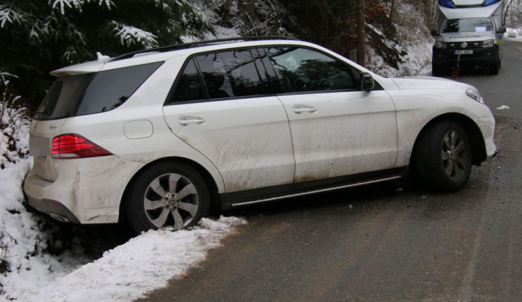 Mercedes skončil po divoké honičce s prostřelenou pneumatikou v příkopě. Řidič se dal na útěk.