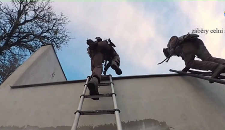 VIDEO: Zásahovka vlétla na pěstitele. Srbským dealerům zabavila 17 kilo trávy a 236 rostlin