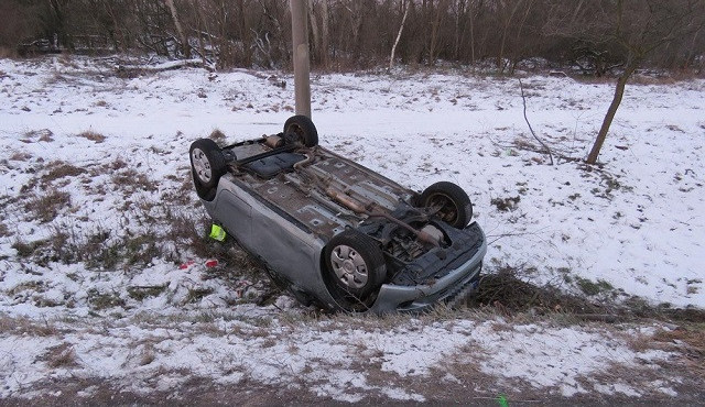 Opilý řidič poslal své auto na střechu. Policistům tvrdil, že se opil až po nehodě. Prozradili ho v hospodě