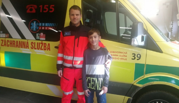 Dvanáctiletý kluk pomohl se záchranou muže s epileptickým záchvatem