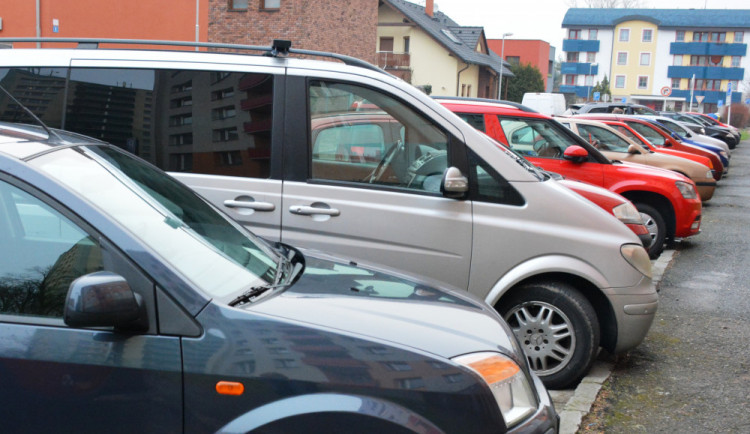 POLITICKÁ KORIDA: Parkování na sídlištích začíná být velkým problémem. Jak ho chtějí řešit oslovení zastupitelé?