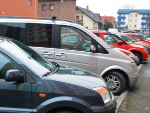 POLITICKÁ KORIDA: Parkování na sídlištích začíná být velkým problémem. Jak ho chtějí řešit oslovení zastupitelé?