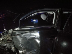 Při srážce dvou osobáků a nákladního auta u Jičína zemřela žena
