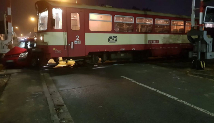 Na železničním přejezdu v Náchodě - Bělovsi se střetl osobák s vlakem. Všichni vyvázli bez zranění