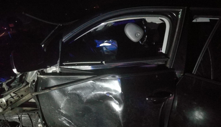 Při srážce dvou aut a nákladního auta u Jičína zemřela žena