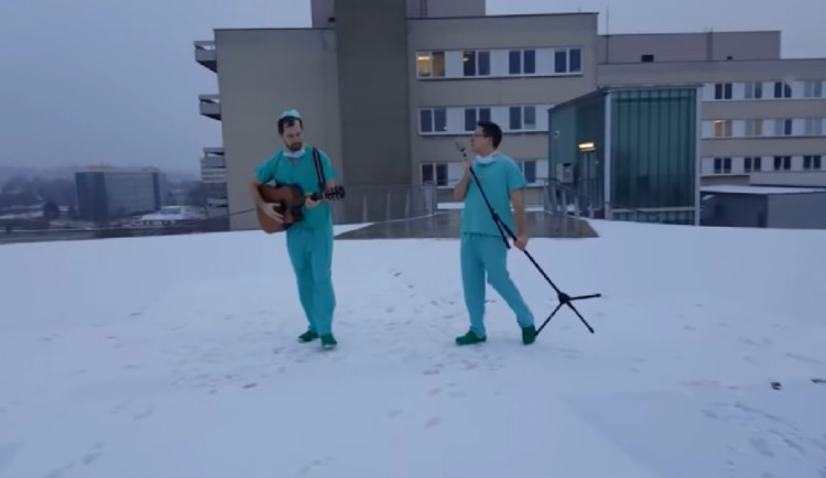 VIDEO: Na hradecké kardiochirurgii vznikl další vánoční hit, letošní song se jmenuje Naviděnou
