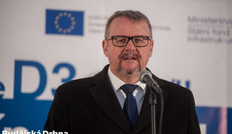 Doufali jsme, že do poloviny prosince nepřijde sněhová kalamita. A ona přišla, hájil se ministr dopravy