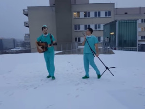 VIDEO: Na hradecké kardiochirurgii vznikl další vánoční hit, letošní song se jmenuje Naviděnou