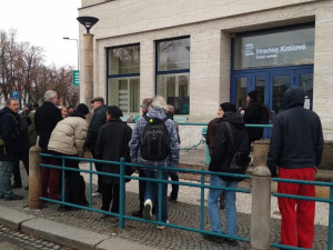 Jednání rady Českého rozhlasu v Hradci provází protest desítek lidí