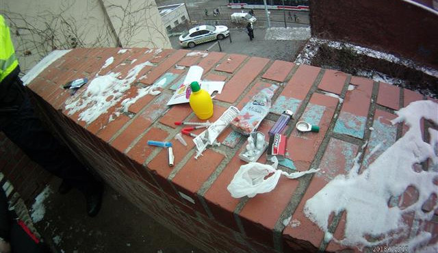 VIDEO: Muž dal ženě v centru Brna heroin. Žena si drogu střelila do žil přímo pod kamerami policie