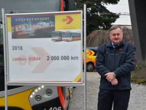 FOTO: Řidič hradeckého dopravního podniku Ladislav Husák má na kontě 2 miliony kilometrů bez nehody