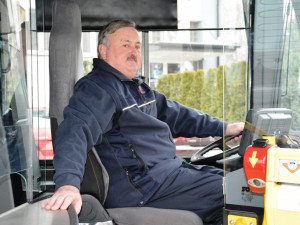 Řidič hradeckého dopravního podniku Ladislav Husák má na kontě 2 miliony kilometrů bez nehody